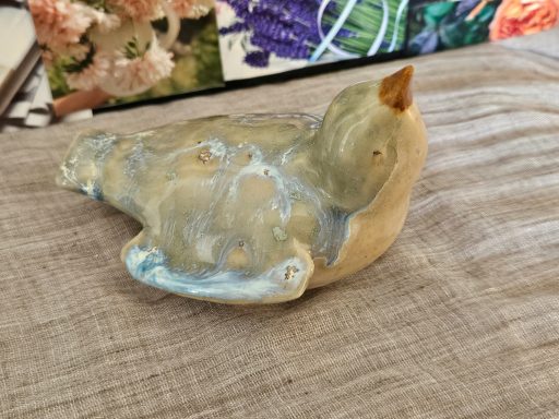 Ljus fågel med blåa stänk, 300 kr