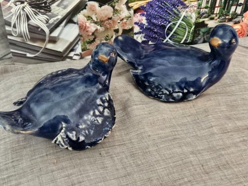 Mörkblå fågel med ljusa stänk, 300 kr