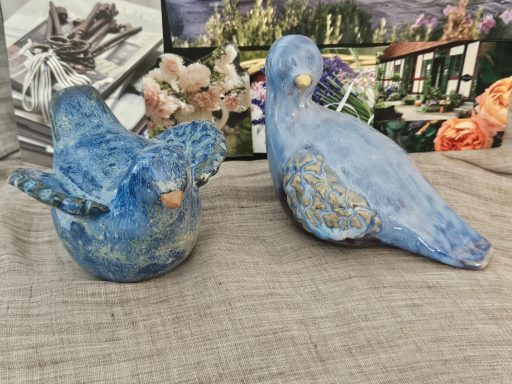 Mellanblå fågel med lila/blågröna inslag, 300 kr